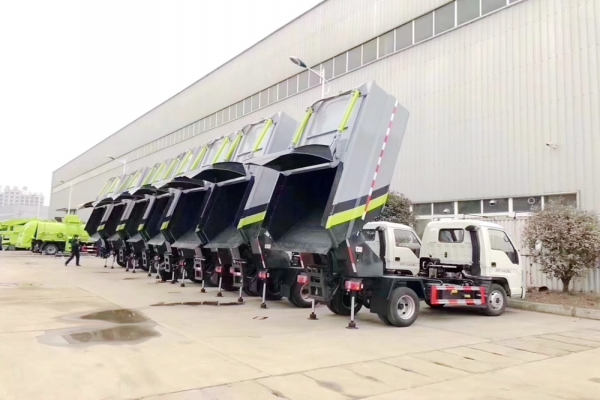 福田時代小卡簡易型后掛桶壓縮垃圾車圖片