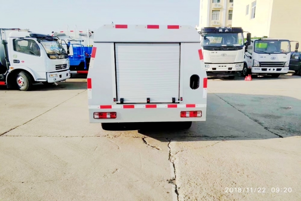 小型長安人行道路養(yǎng)護清洗車尾部圖片