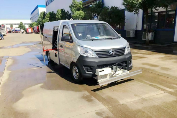 長安小型路面養(yǎng)護清洗車加裝側(cè)噴桿