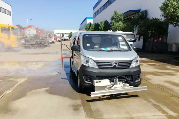 小長安人行道養(yǎng)護清洗車加裝側(cè)噴桿照片