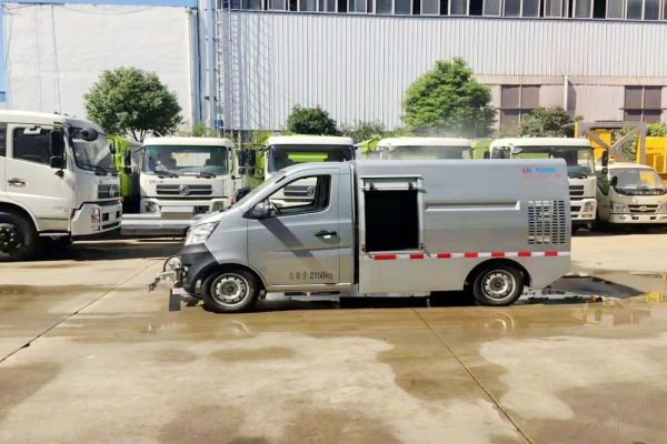 小型長安人行道路養(yǎng)護清洗車圖片