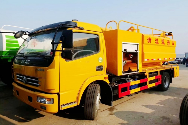 東風(fēng)多利卡方形清洗吸污車圖片