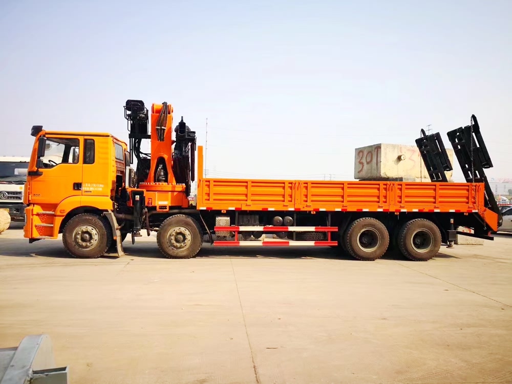 陜汽德龍前四后八折臂式隨車吊帶爬梯圖片