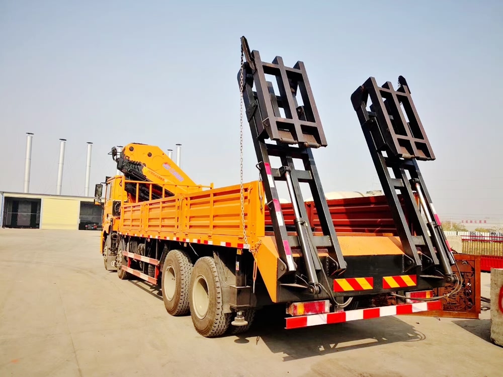 陜汽德龍前四后八折臂式隨車吊尾部爬梯圖片