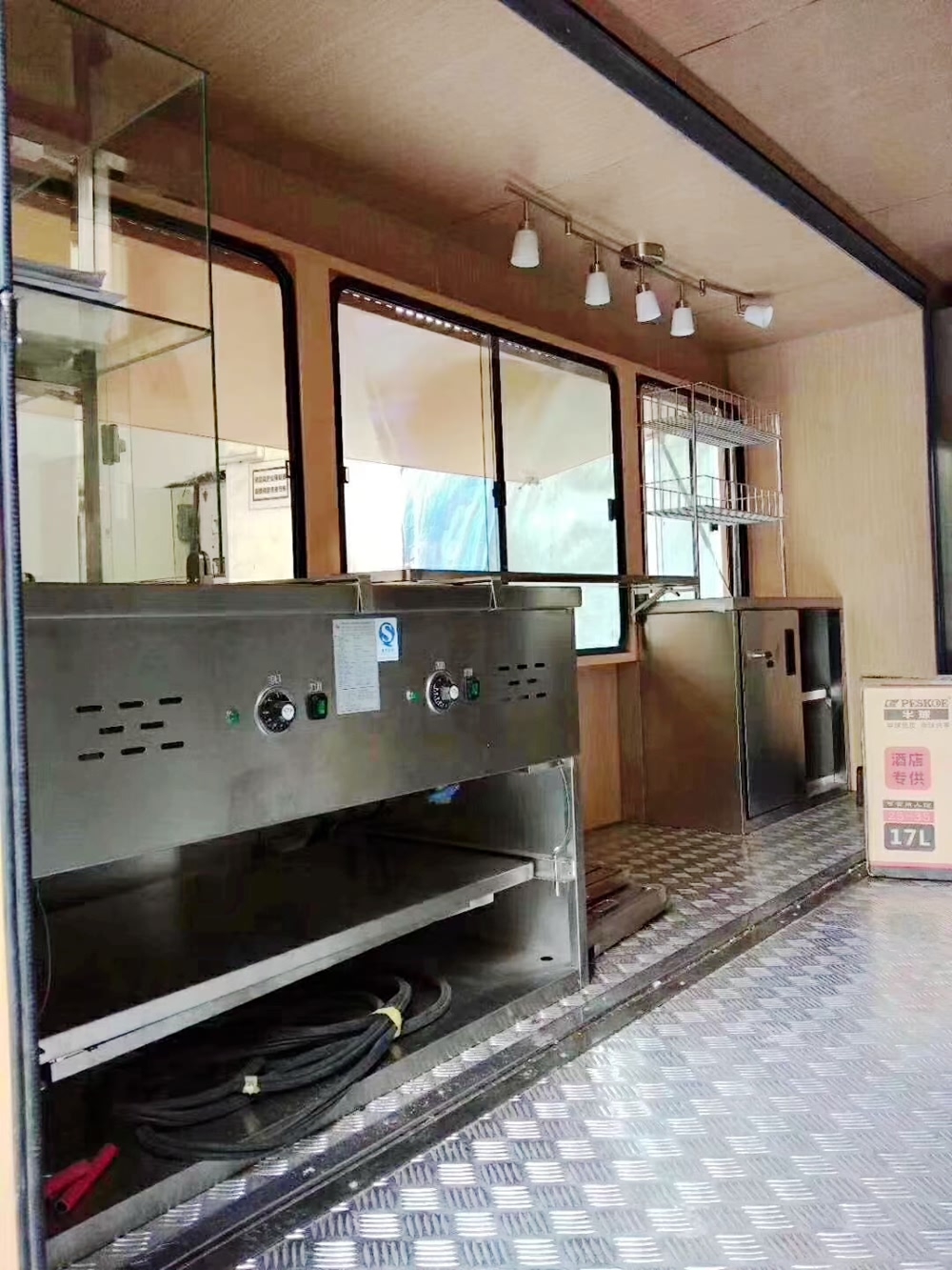 東風(fēng)小多利卡移動(dòng)式餐車內(nèi)部廚房圖片