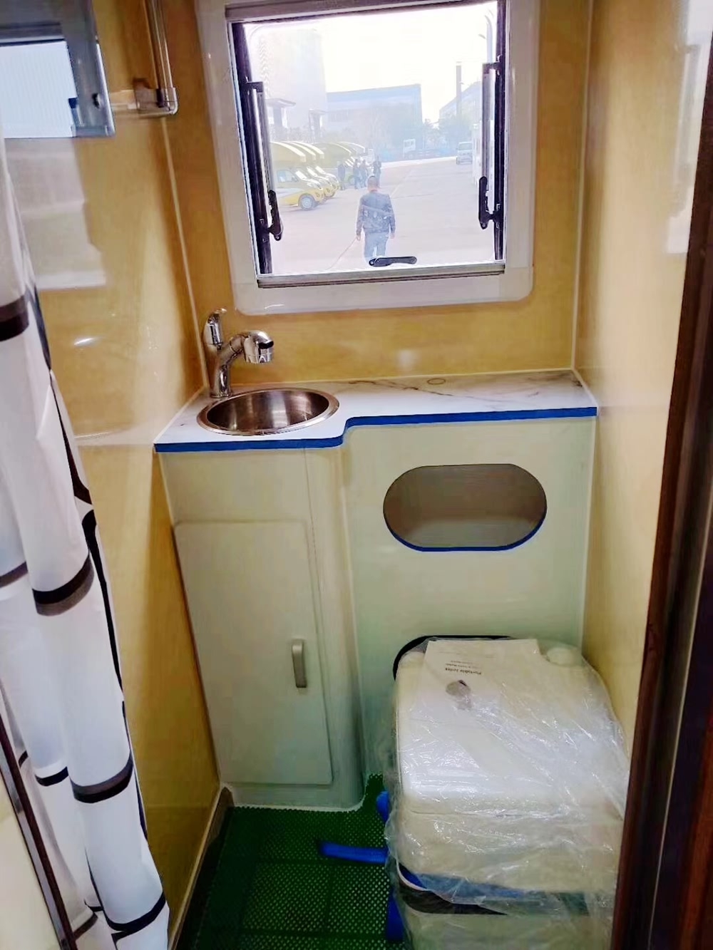 陜汽越野式房車(chē)洗漱區(qū)域圖片