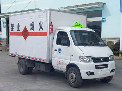 易燃液體廂式運(yùn)輸車CLW5032XRY5