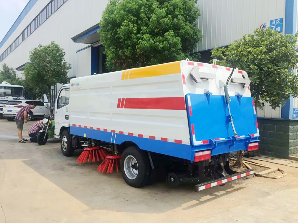 東風輕型環(huán)衛(wèi)掃路車