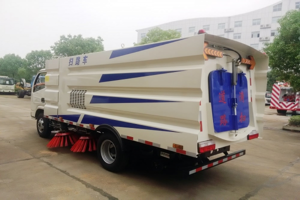 東風5噸掃道車的結(jié)構(gòu)