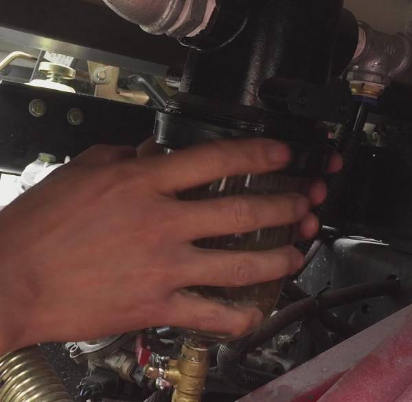 掃路車、吸塵車、洗掃車水過(guò)濾器拆卸