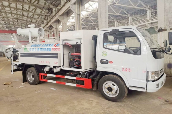 東風(fēng)小多利卡霧炮車(圓弧罐體3立方、30米噴霧機(jī))