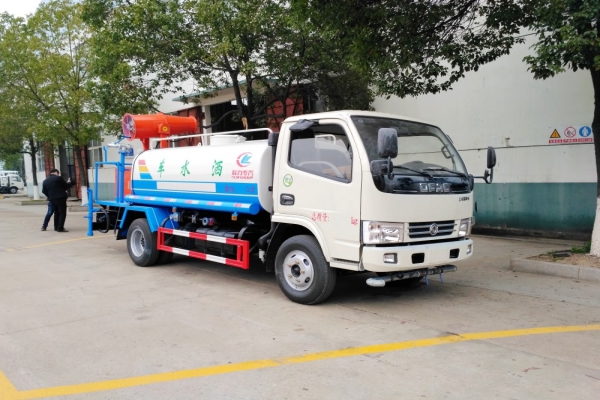 東風小多利卡綠化噴灑車(4.5立方、30米霧炮機)