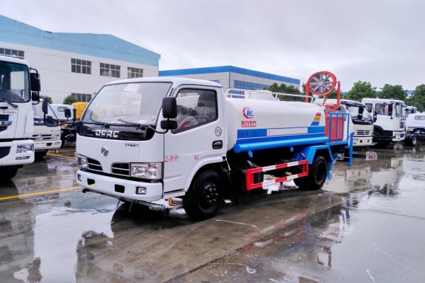 東風小多利卡綠化噴灑車(4.5立方、30米霧炮機)