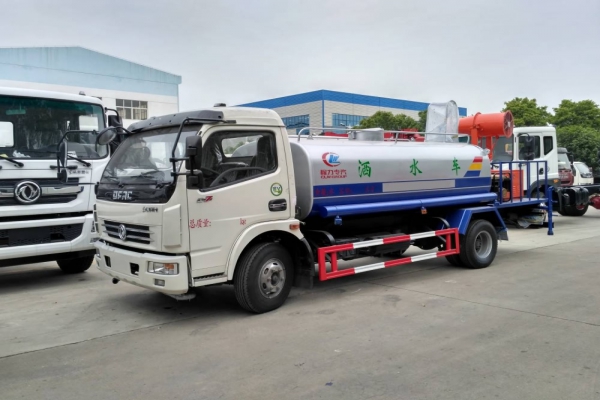 東風大多利卡噴灑車(8噸、30-40米噴霧機)