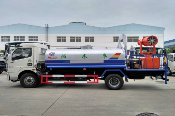 東風大多利卡噴灑車(8噸、30-40米噴霧機)