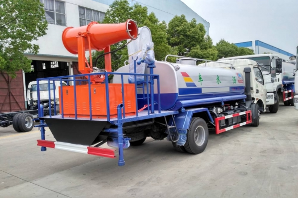 東風大多利卡霧炮車(8噸、30-40米噴霧機)