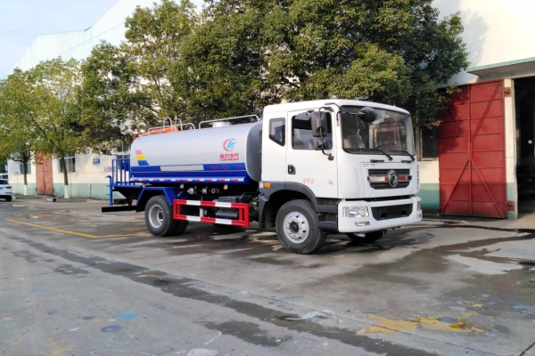 東風D9多利卡綠化噴灑車(12立方、30-35米霧炮機)