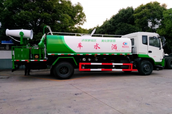 東風(fēng)專(zhuān)底多功能抑塵車(chē)(30-35米霧炮、12噸水罐)
