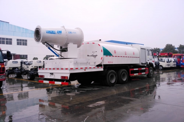 重汽斯太爾后雙橋抑塵車(60-120米霧炮機)