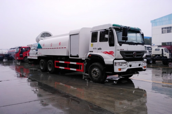 重汽斯太爾后雙橋抑塵車(60-120米霧炮機)
