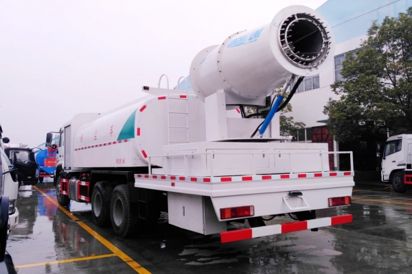 重汽斯太爾后雙橋抑塵車(60-120米霧炮機)
