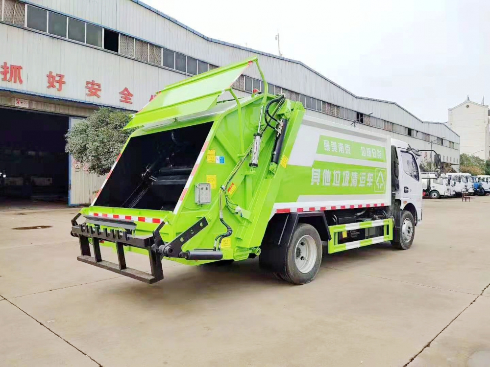 東風(fēng)大多利卡國六垃圾壓縮車圖片