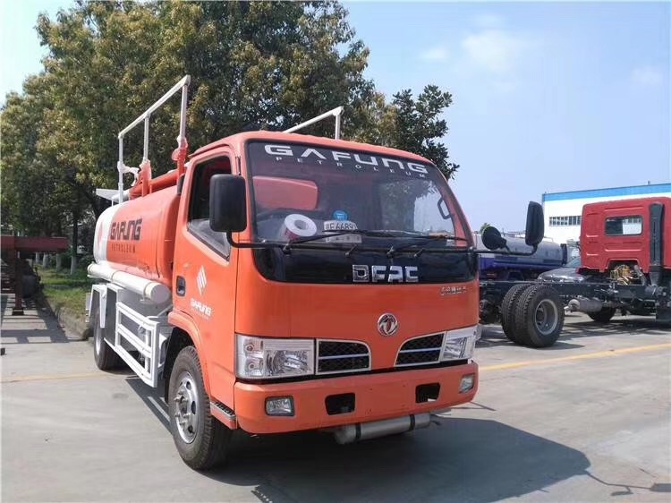 出口孟加拉國右舵特種運(yùn)水車整裝待發(fā)天津港