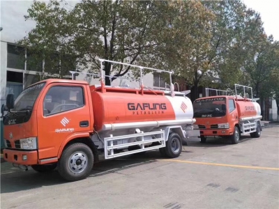 出口孟加拉國右舵特種運(yùn)水車整裝待發(fā)天津港